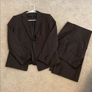 Brown Ann Taylor Suit set size 6p worn twice!